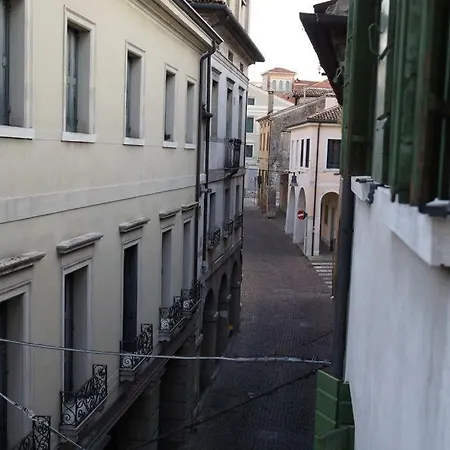 L'attico Di Piazza Vittoria アパート トレヴィーゾ